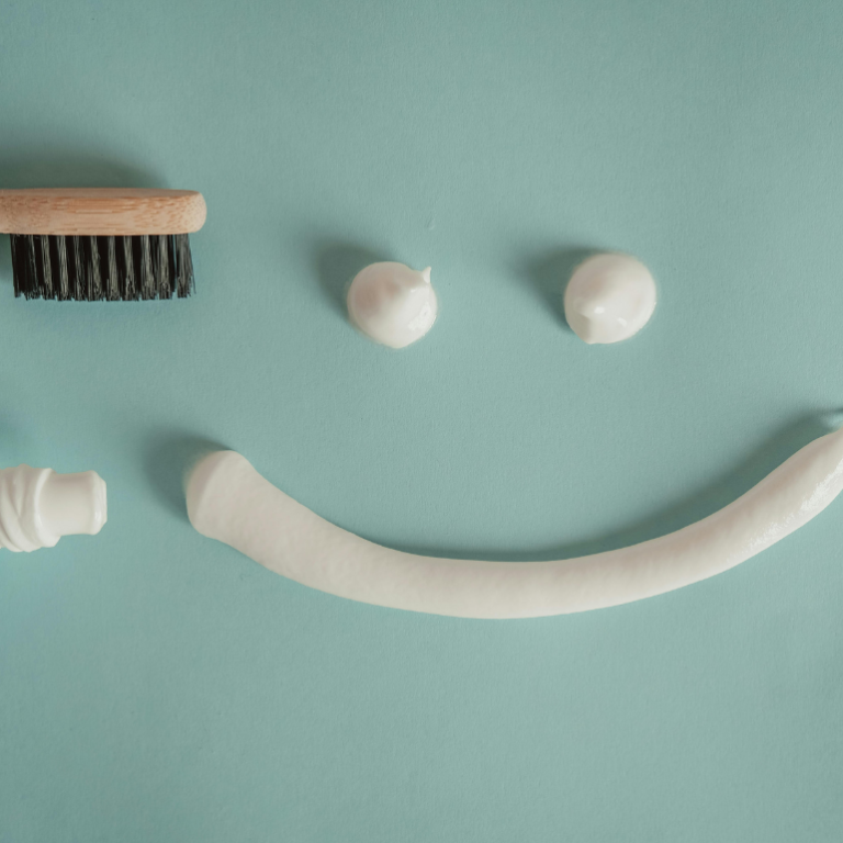 Diş Beyazlatma Yöntemleri: Ev ve Klinik Arasındaki Farklar